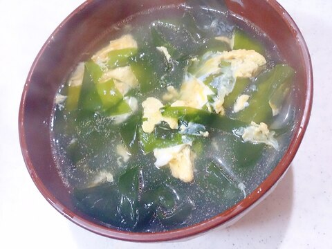 シンプルに塩蔵わかめと卵の中華スープ